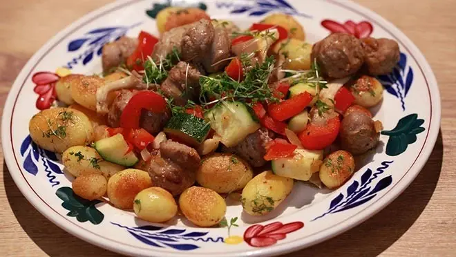 Saucijzen met gebakken oesterzwam en tuinkers-krieltjes