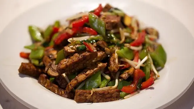 Gemarineerde tempé uit de wok