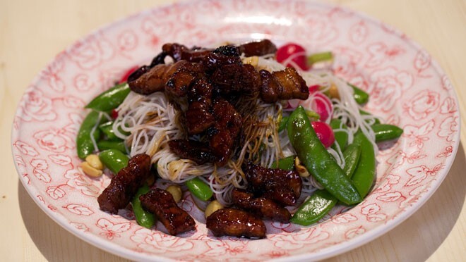 Aziatische spekreepjes met mihoensalade