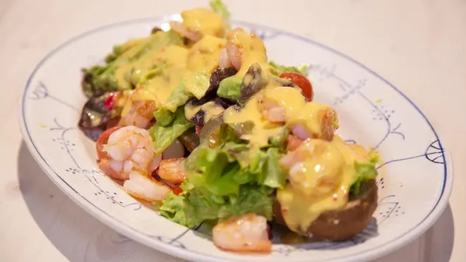 Salade met grote garnalen en mangodressing