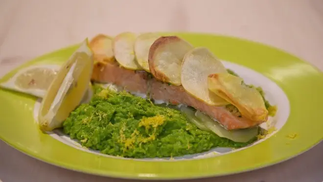 Zalm in een aardappelkorst met doperwtenpuree