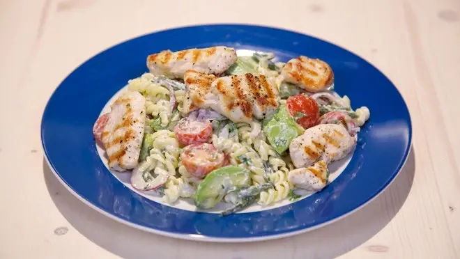 Salade met avocado en gegrilde kipreepjes
