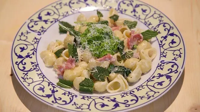 Pipe rigate met ham en doperwtenpesto