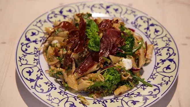 Pesto-broccolipasta met parmaham