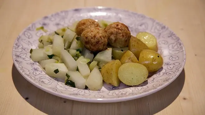 Gruyère-kippengehaktballetjes met gestoofde koolrabi