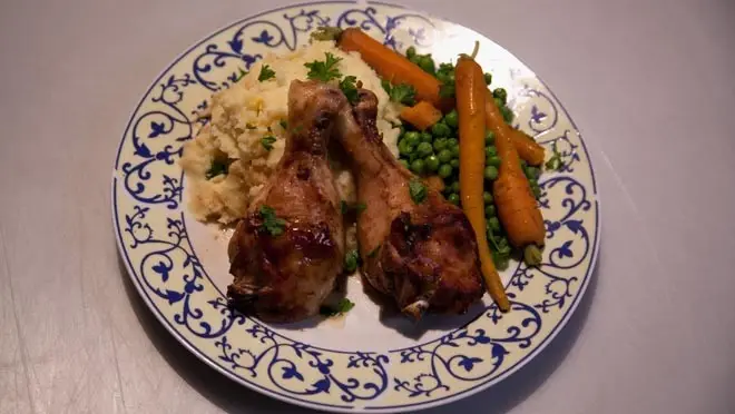 Tweeling kipkluifjes (kip met puree, bospeen en doperwten)