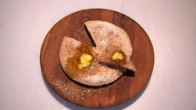 Harsha met smen (Arabisch panbrood met gerijpte boter)