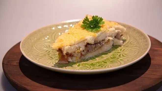 Funchi ovenschotel uit Curaçao (Ovenschotel van maïsmeel en gehakt)