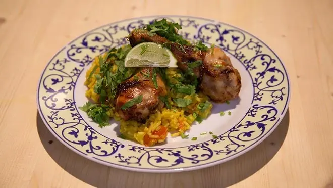 Mango-drumsticks met abrikozenpilav