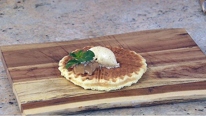 Luikse wafels met gezouten dulce de leche en koffieslagroom-image