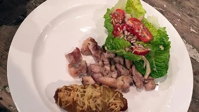 Gemarineerde kippendijen met hasselback aardappel