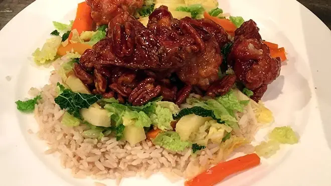 Kipkluifjes met karamelsaus