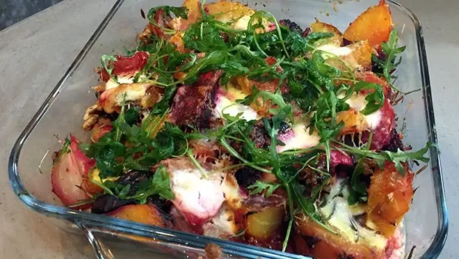 Gepofte bietenschotel met geitenyoghurt