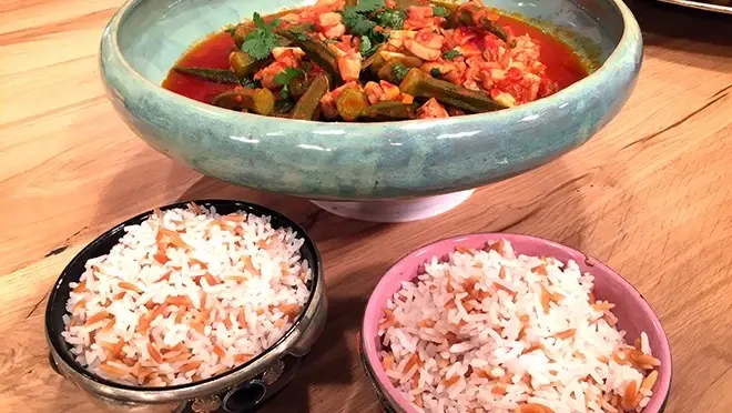 Egyptisch stoofgerecht (Bamia) met rijst