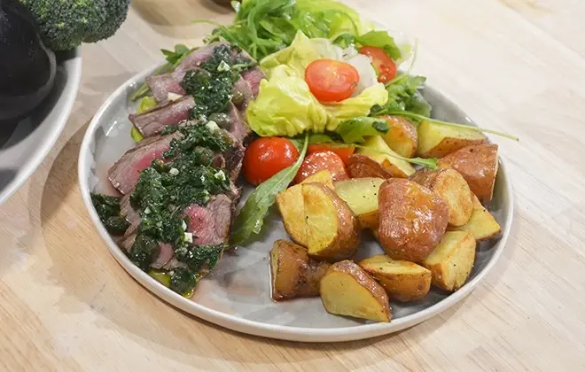 Gegrilde biefstuk met kruidensalsa en aardappeltjes uit de oven