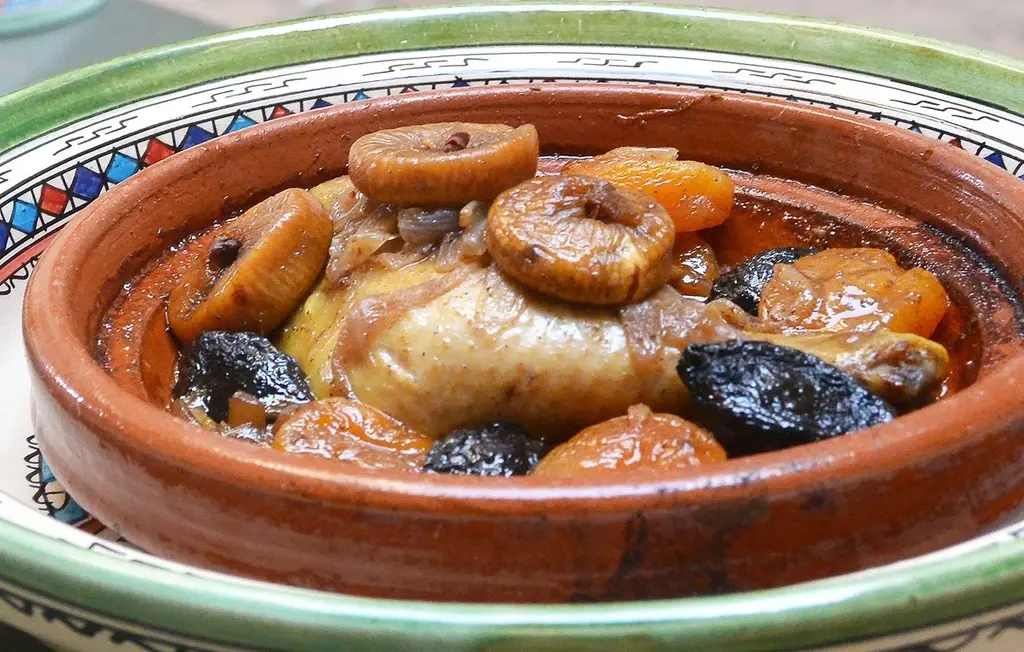 Kiptajine met gedroogd fruit (en gemarineerde komkommers)