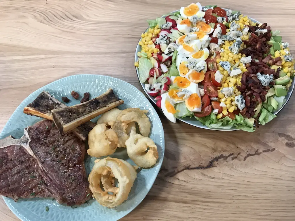 T-bone steak met merg en onionrings