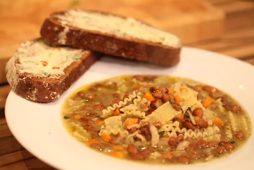 Pasta e fagioli (pasta met bruine bonen) & Brood met Gio’s kruidenboter