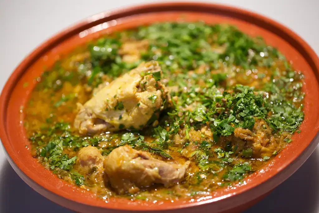 Kip uit de tajine met ras-el-hanoutsaus & eitjes met za’atar uit de tajine