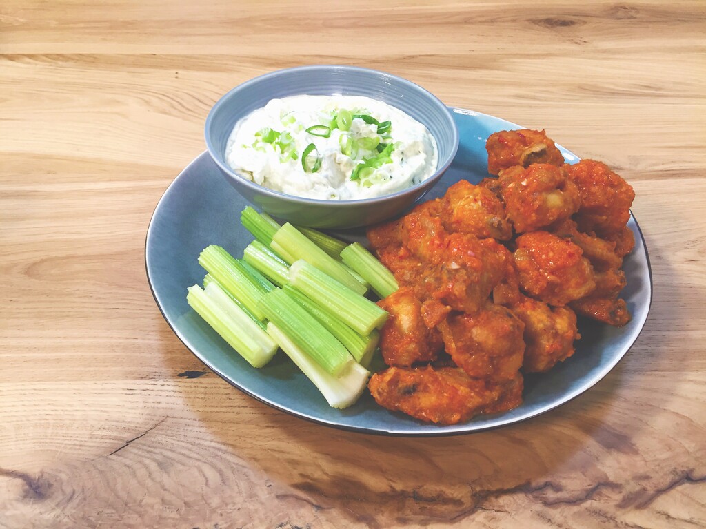 Buffalo wings en blue cheese dip recept 24Kitchen