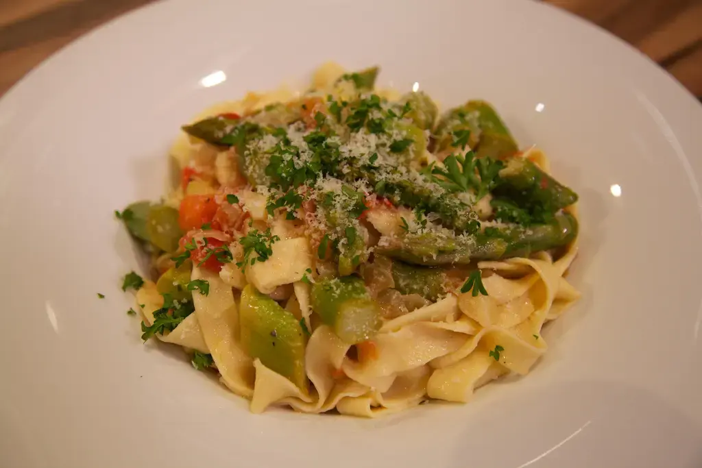 Tagliatelle fresche con asparagi (verse pasta met asperges)