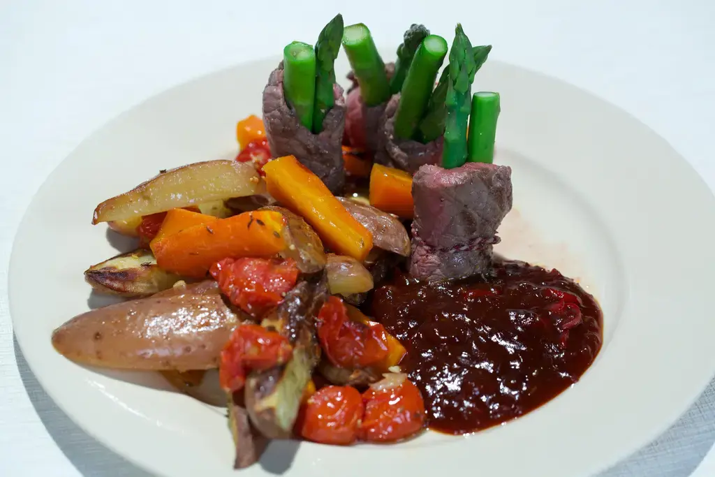 Biefstukrolletjes met asperges en oosterse grillsaus