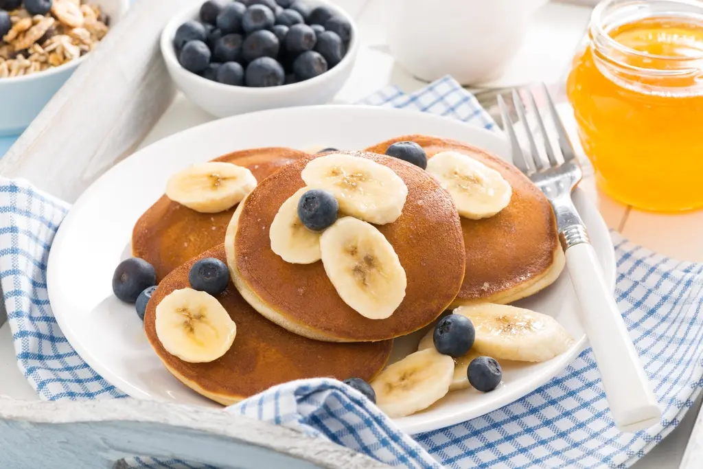 Gember-kokospannenkoeken met banaan en blauwe bessen