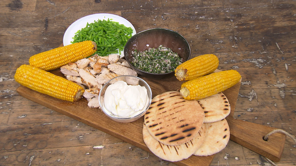 Gegrilde kip met groene salsa en pita's