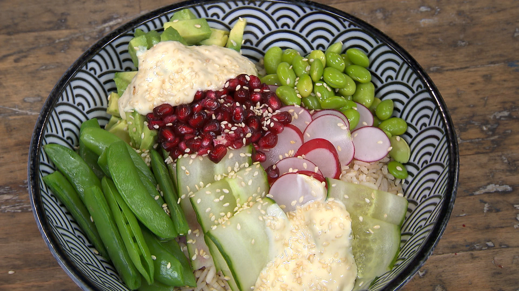 Vega poké bowl met sesammayonaise