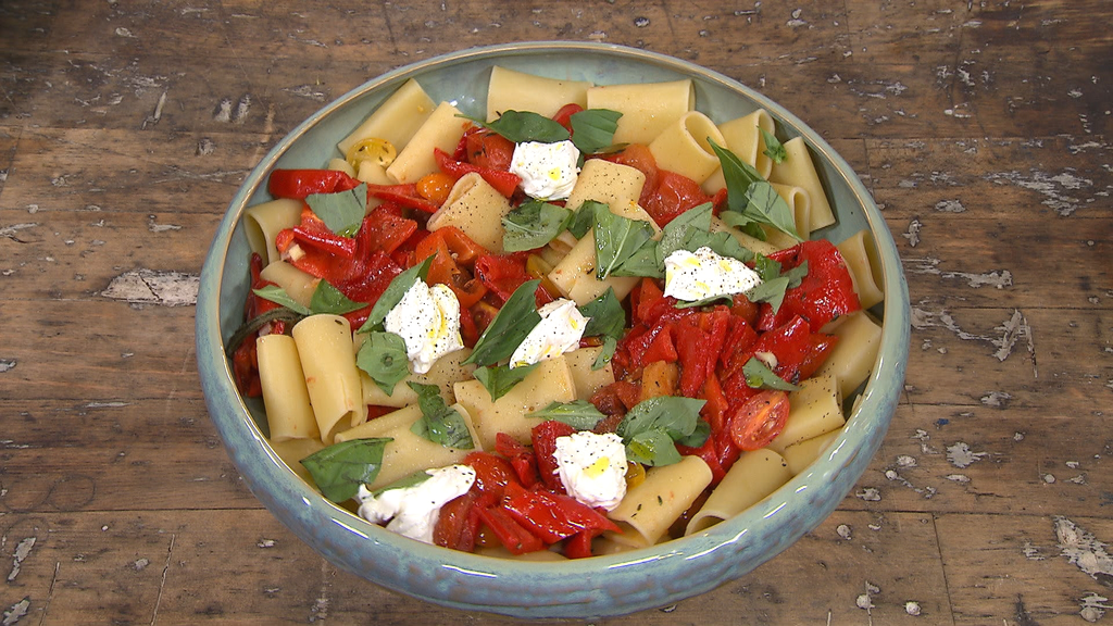 Paccheri met geroosterde tomaten-paprikasaus en mascarpone