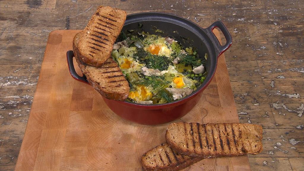 Groene shakshuka met makreel