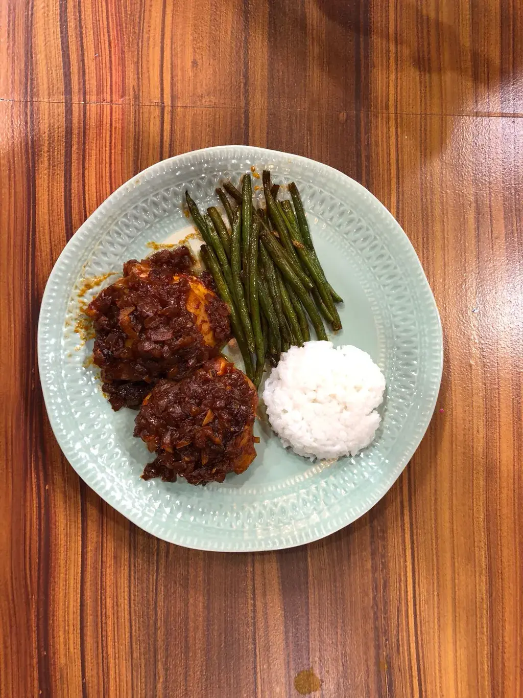 Ayam rica rica met ketjap, sambalboontjes en rijst
