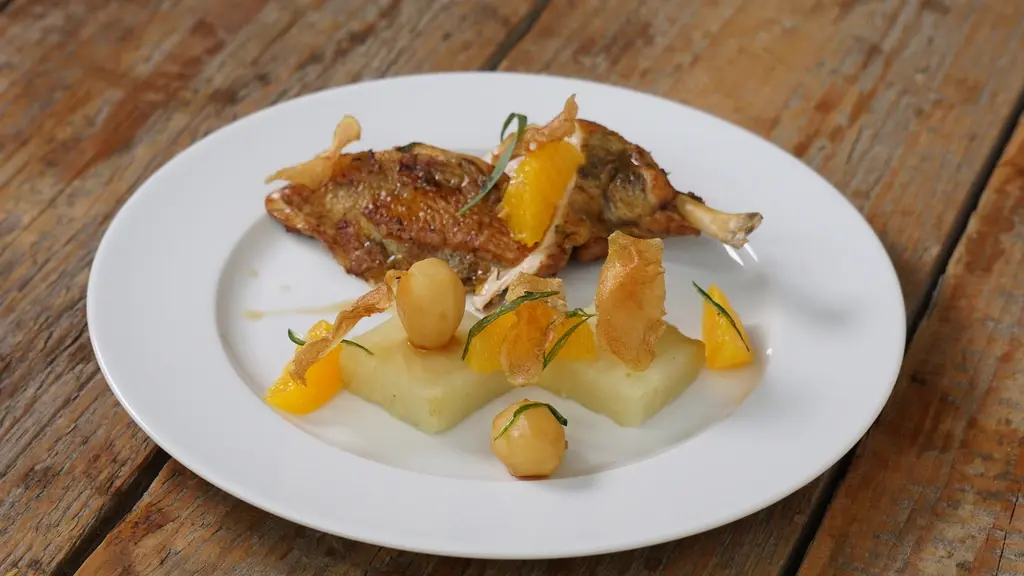 Parelhoen supreme, pommes fondant en gesmoorde knolselderij