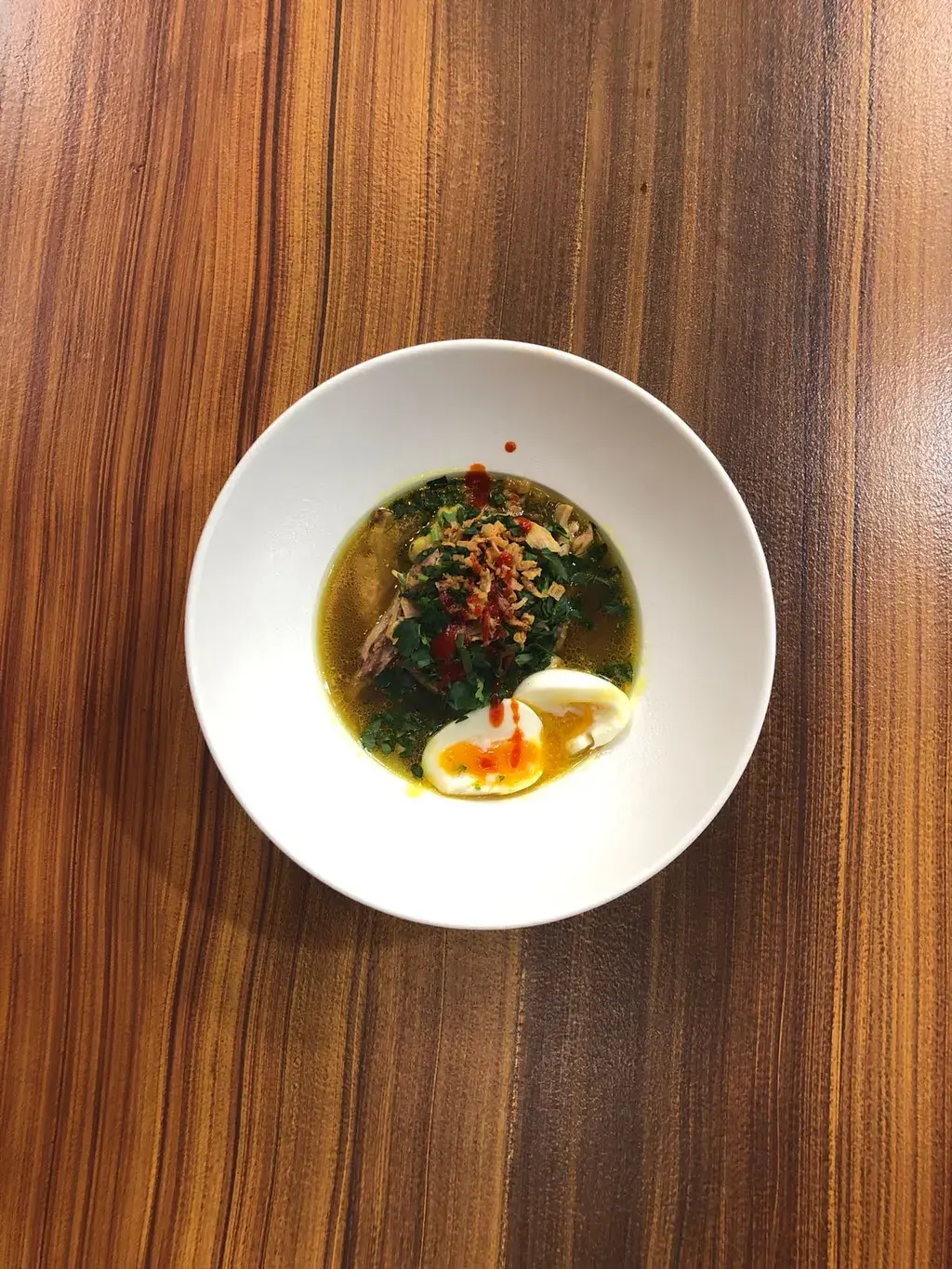 Soto ayam met ketjap asin, lontong, taugé en sriracha