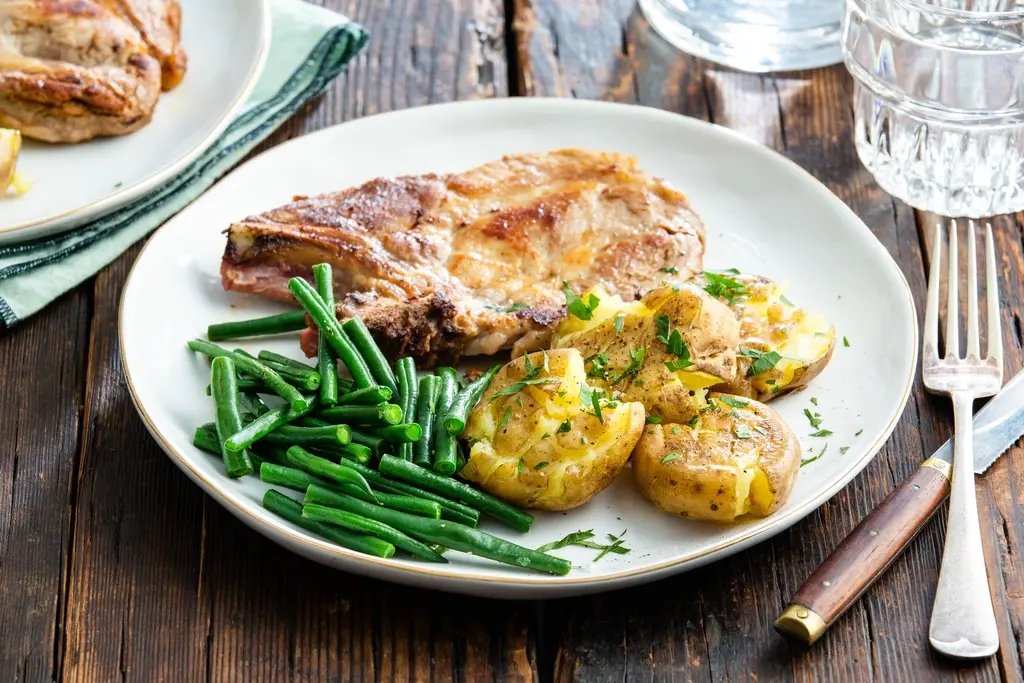 Geprakte aardappel met karbonaadjes en haricot verts