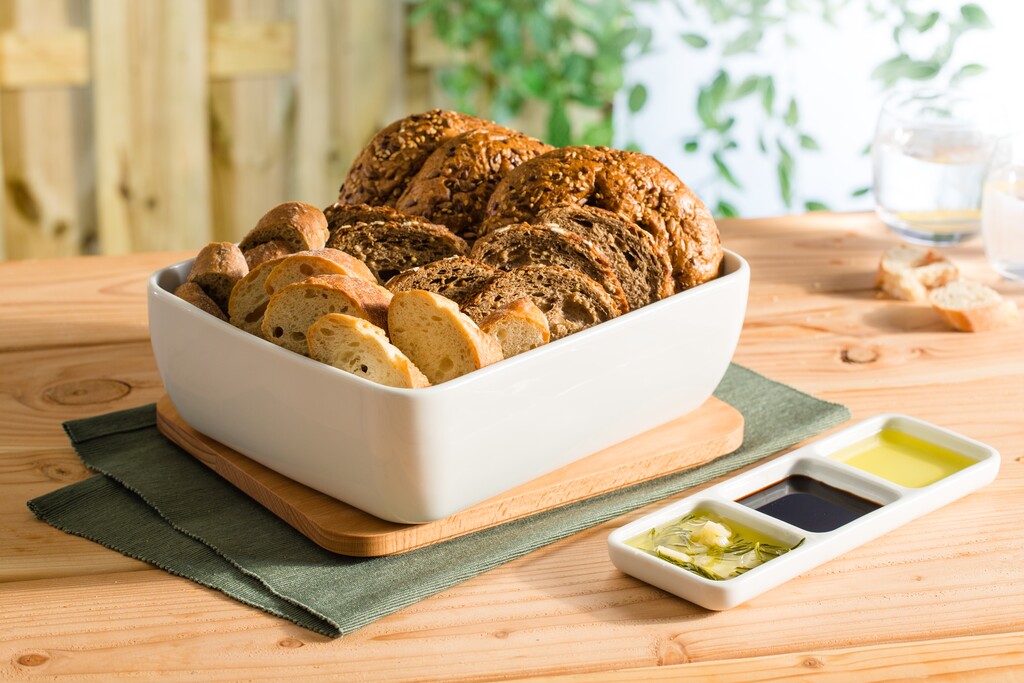 Desillusie Fabriek Bewijs Brood met olijfolie, balsamico azijn en homemade rozemarijn-knoflookolie -  24Kitchen
