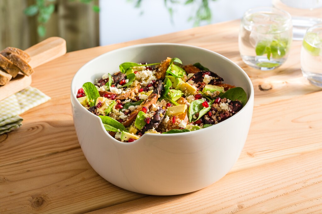 Superfood Salade Met Quinoa Biet Zoete Aardappel Avocado Granaatappelpitjes Feta En Spinazie 24kitchen