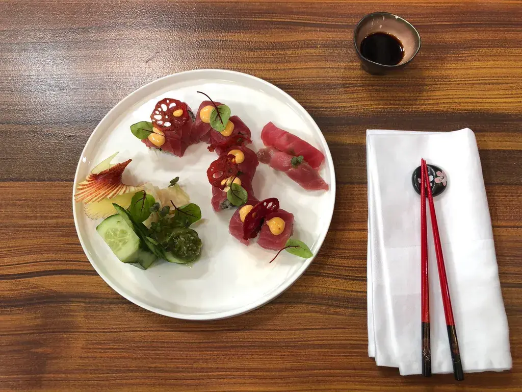 Maki sushi met tonijn, lotuswortel en komkommer