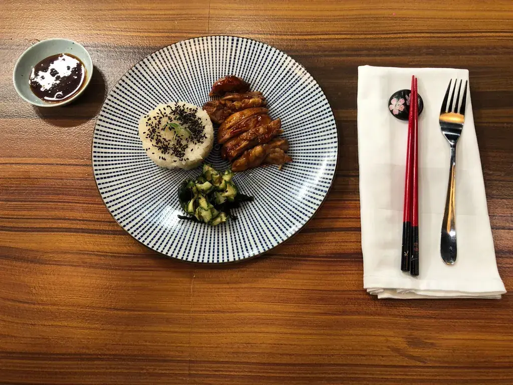 Teriyaki van kippendij met zeewiersalade en kleefrijst