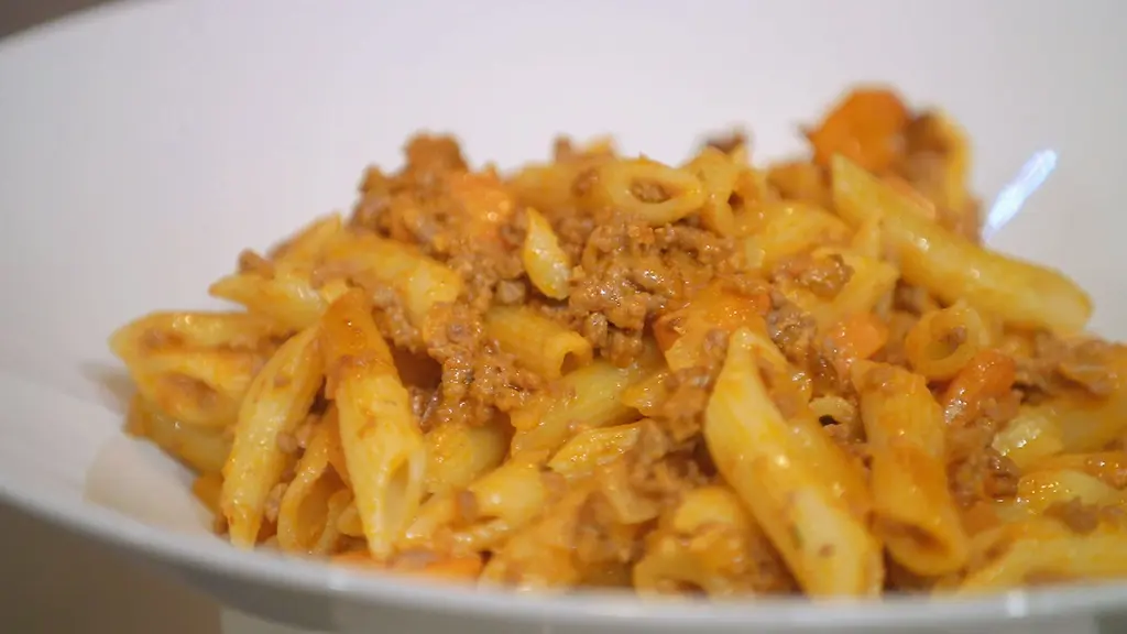 Penne met romige tomatensaus en Parmezaanse kaas