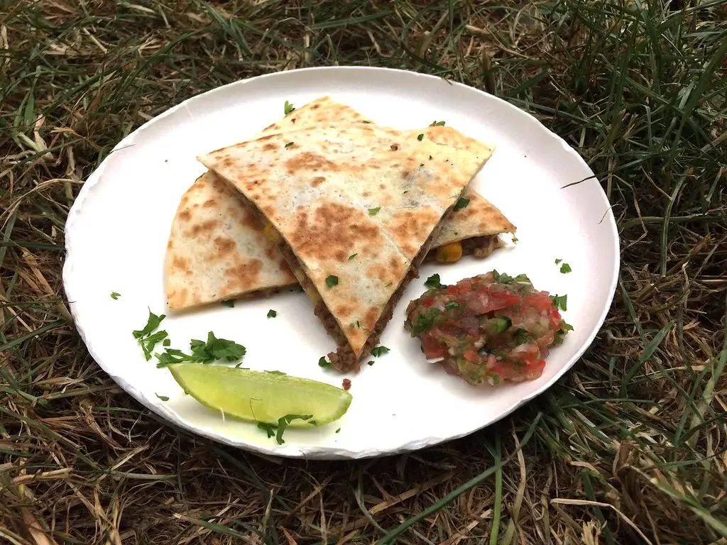 Quesadilla met salsa van tomaat