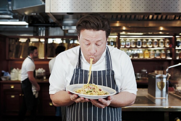 Wens Bloesem Geweldig Hier deelt Jamie Oliver vandaag gratis pasta uit - 24Kitchen