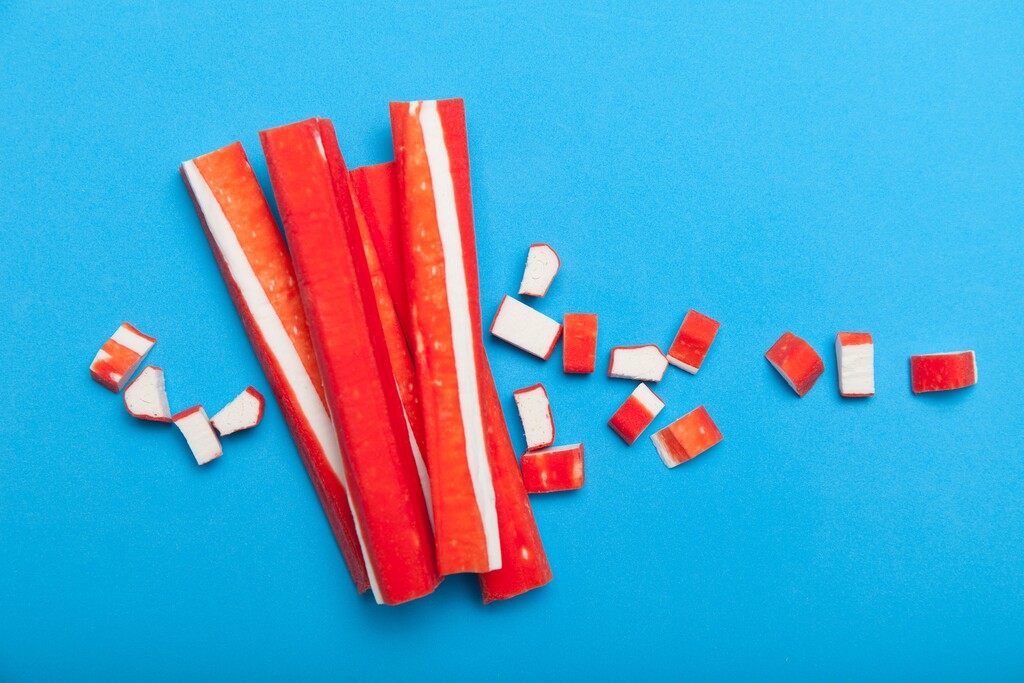Surimi en krabsticks wat is het precies? En waar wordt het van gemaakt?