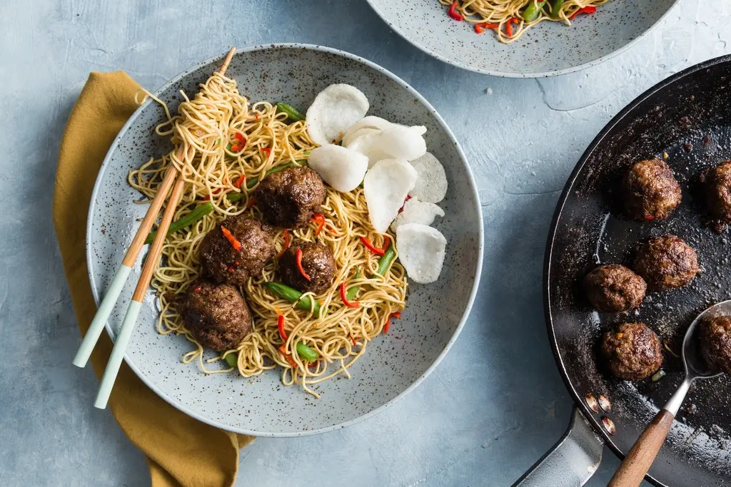 Indonesische gehaktballen met sperziebonen en mie