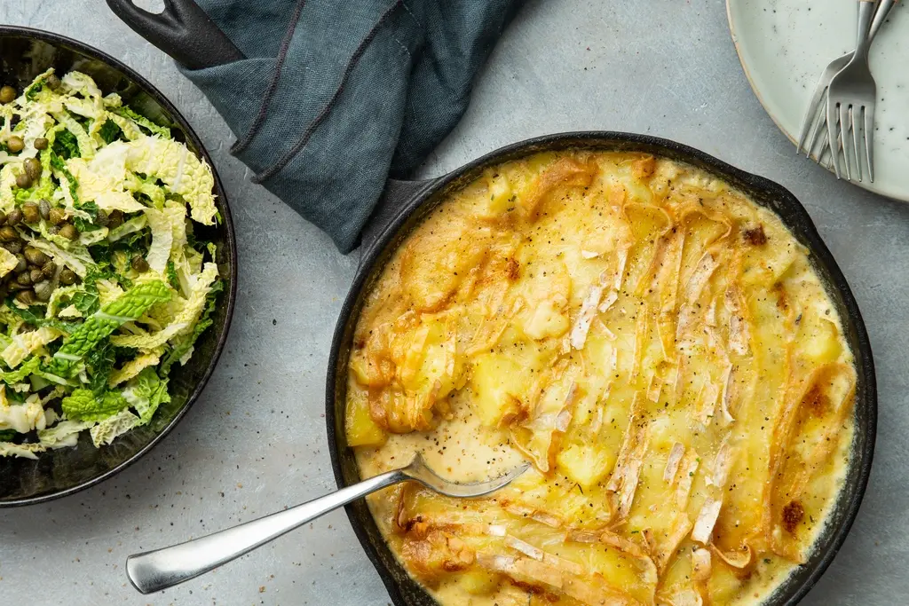 La tartiflette met groene kool-kappertjessalade