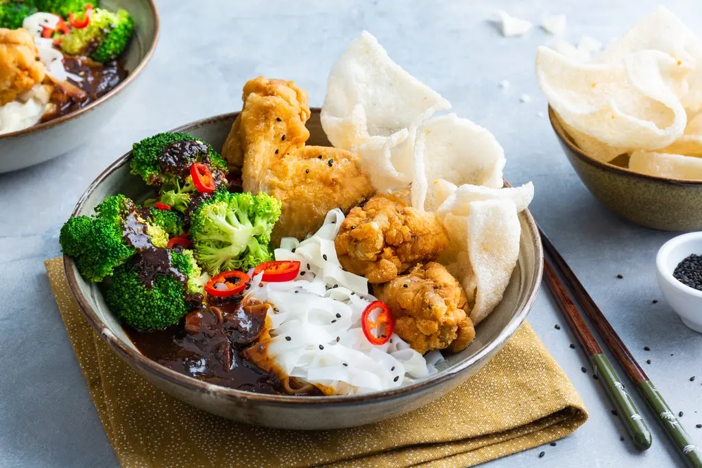Gefrituurde kippenvleugels met hoisin en rijstnoedels