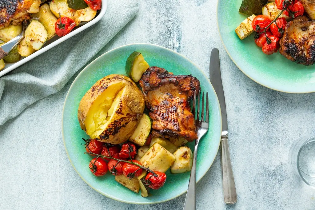 Gekaramelliseerde kip met courgette en tomaat