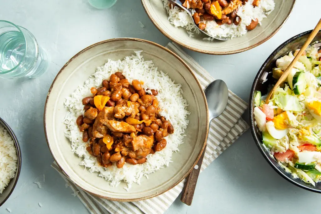Surinaamse kip met bruine bonen en rijst