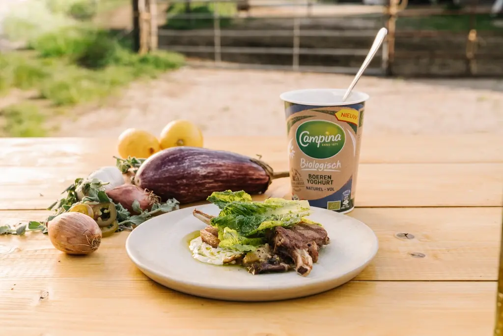 Lamskoteletten van de barbecue met gepofte aubergine, chimichurri en biologische boerenyoghurt