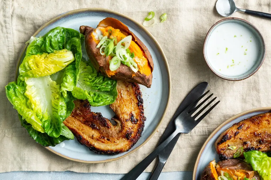 Rodecurryspeklapjes met gepofte zoete aardappel en little gem